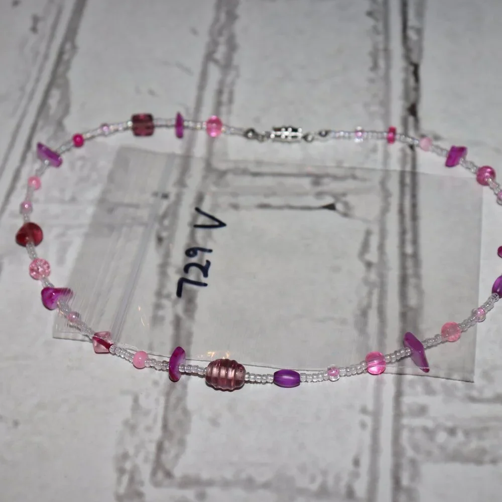 Beautiful NWOT pink and mermaid shimmer glass beaded necklace 16